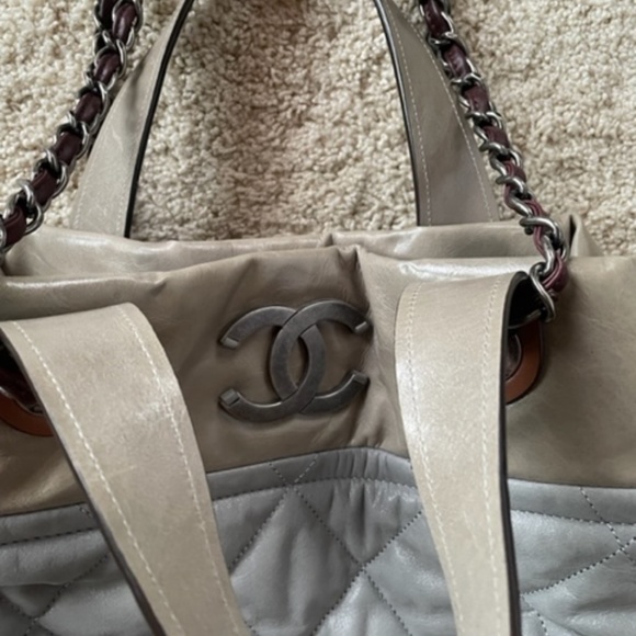 AUTHENTIC CHANEL 2009-2010 "In-the-Mix" Tote in light grey calfskin - Picture 5 of 12
